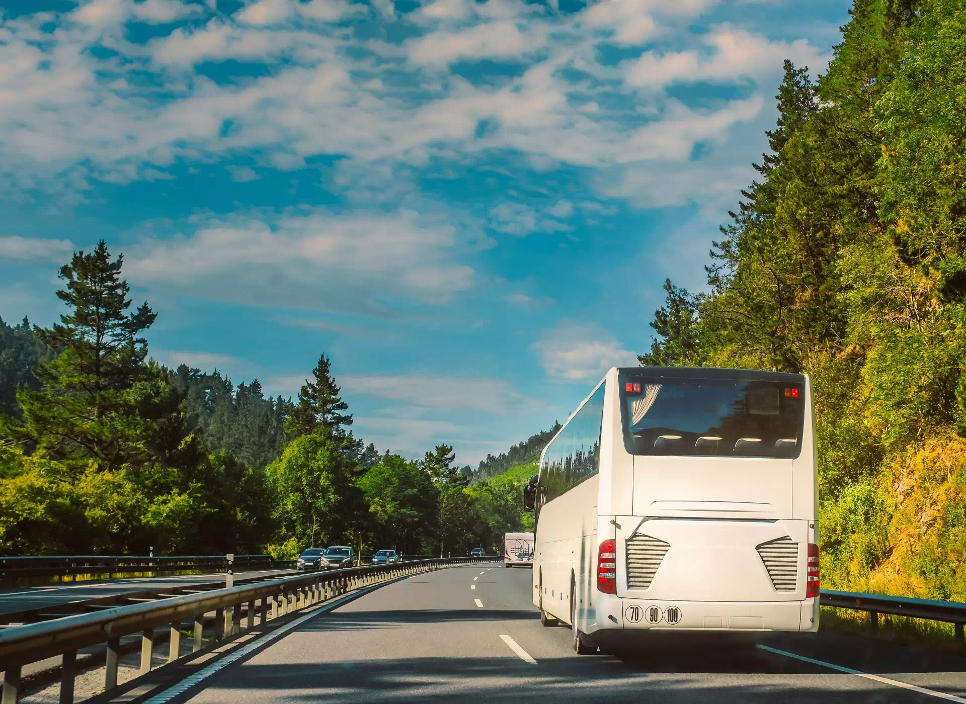 Autobus jadący na drodze