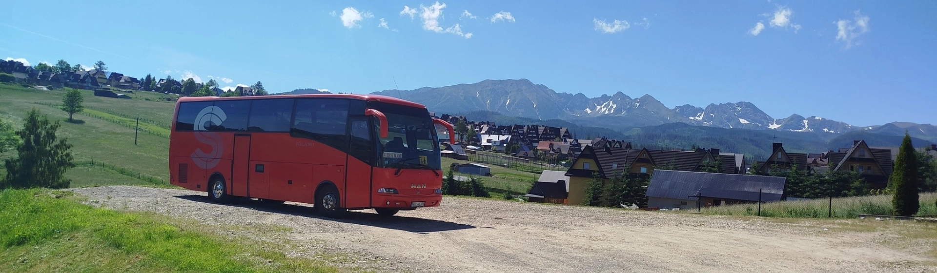 Autobus jadący na drodze